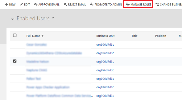 Captura de pantalla de la lista de usuarios del entorno con la opción Administrar roles resaltada.