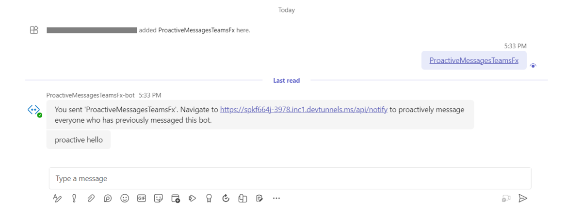 La captura de pantalla muestra la respuesta proactiva del bot de mensajes en el chat.