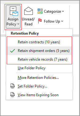 Aplicar la etiqueta de retención desde Outlook, botón Asignar directiva.