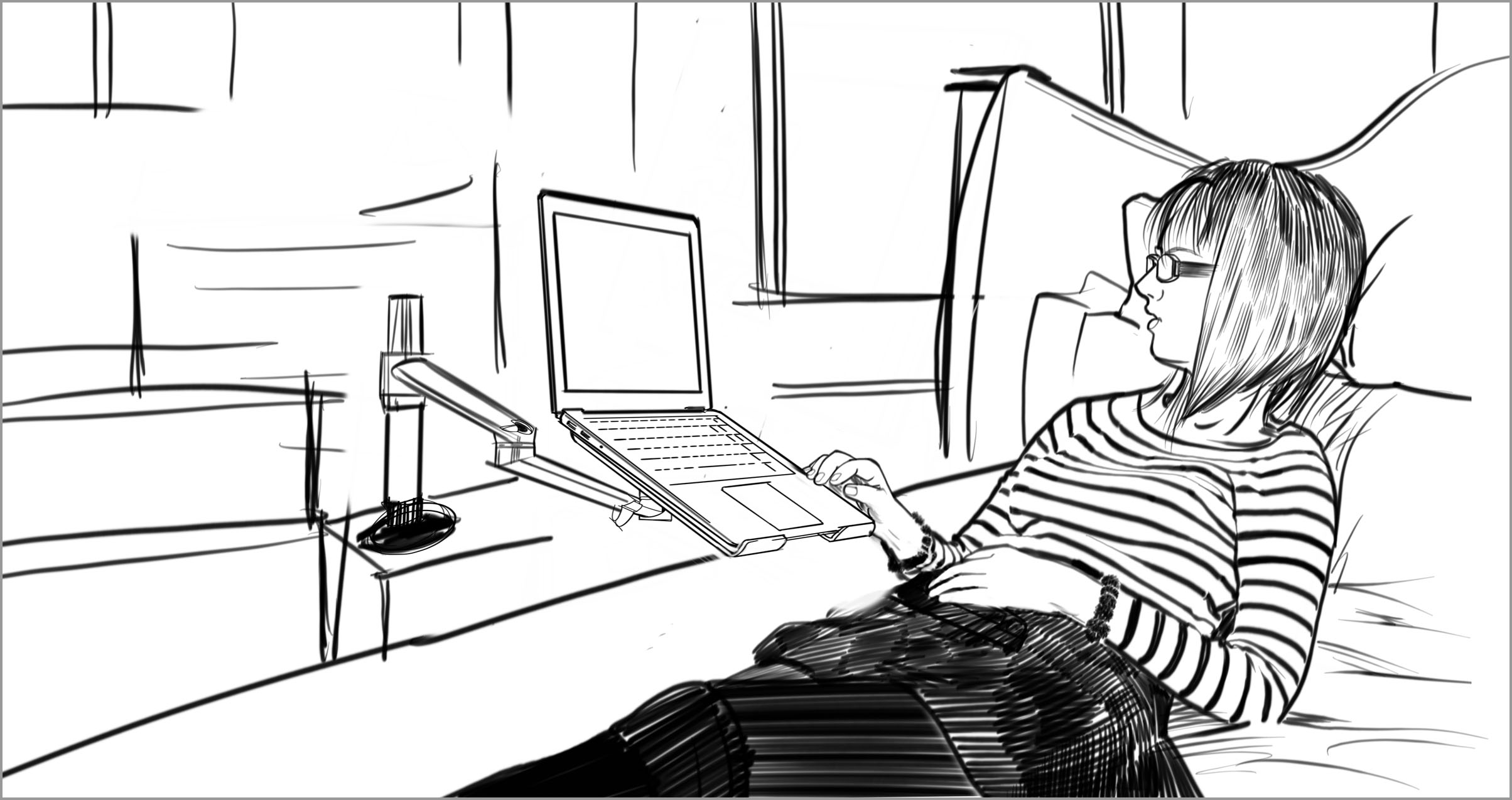 La mujer está apoyada en la cama, usando un portátil que está en un brazo oscilante. Puede usar ambas manos para escribir.