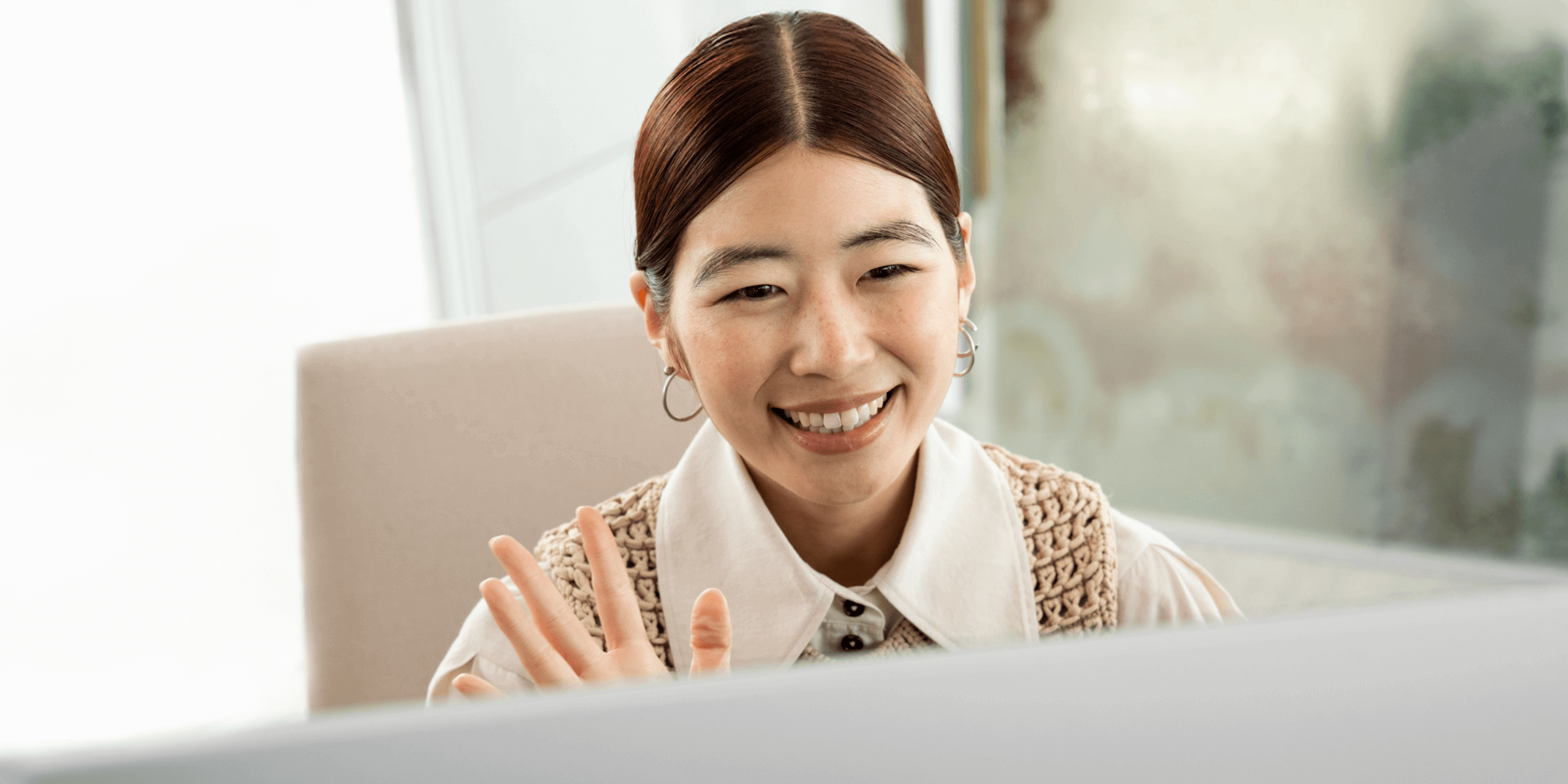 Una persona que mira un dispositivo Surface virtual.