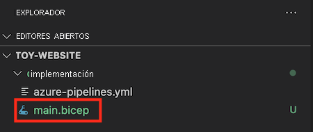 Captura de pantalla del Explorador de Visual Studio Code, con el archivo main.bicep resaltado y ubicado en la carpeta de implementación.