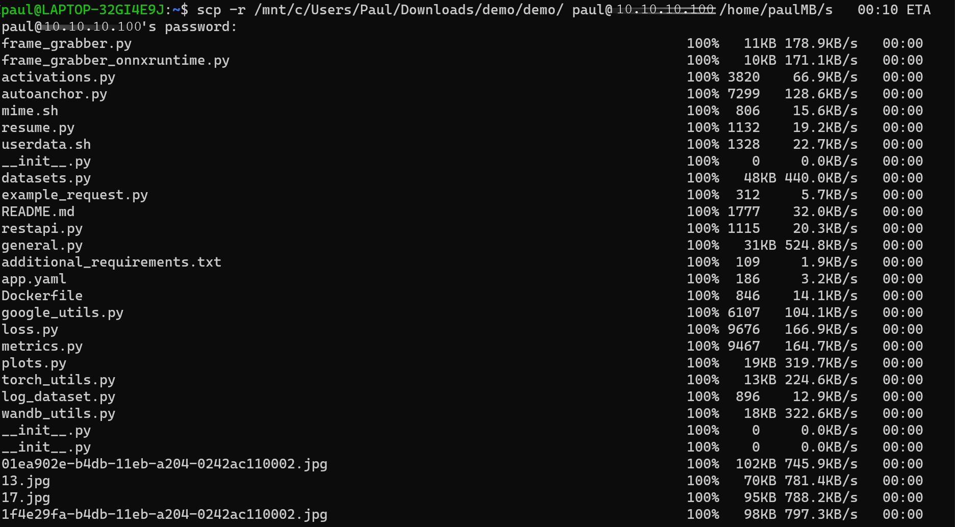 Captura de pantalla que muestra el comando scp que se ejecuta correctamente.