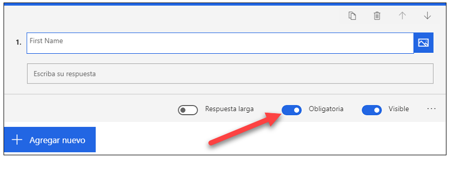 Se ha introducido Nombre en la primera pregunta y una flecha señala a la opción Obligatorio, que está activada.