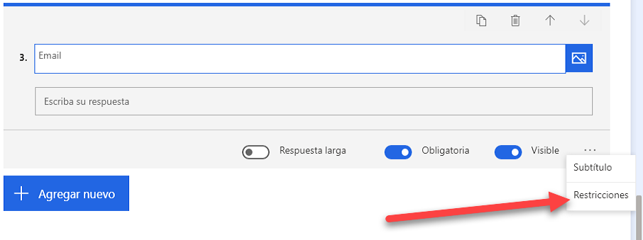 Se ha introducido Correo electrónico en la tercera pregunta, aparece seleccionado el botón de puntos suspensivos y una flecha señala a la opción Restricciones del menú.