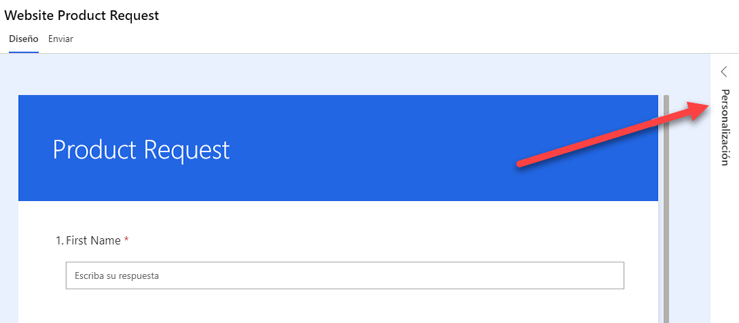 En la vista de diseño de la encuesta Solicitud de producto del sitio web, una flecha señala al menú Personalización de la derecha.