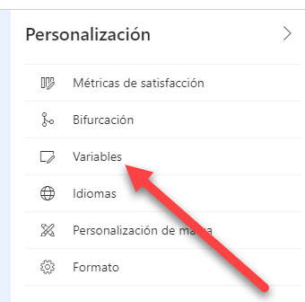 En el menú Personalización, una flecha señala a Variables.
