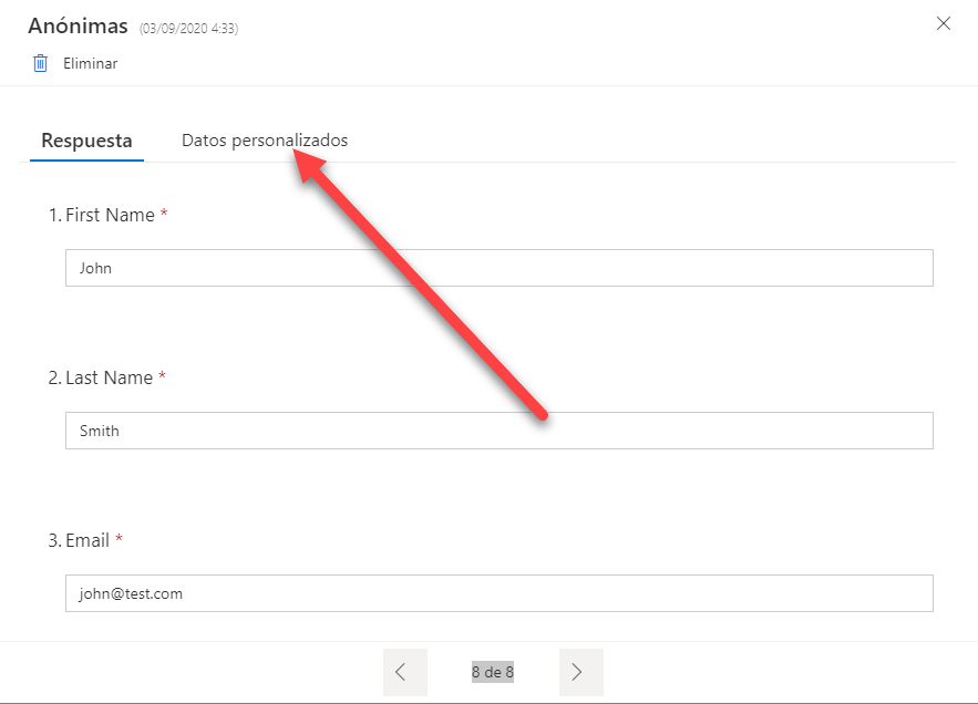 En la pestaña Respuesta del cuadro de diálogo de encuestado Anónimo, una flecha señala a la pestaña Datos personalizados.