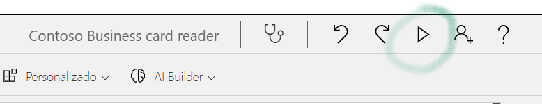 Una captura de pantalla de la barra de herramientas con el botón Ejecutar marcado con un círculo.