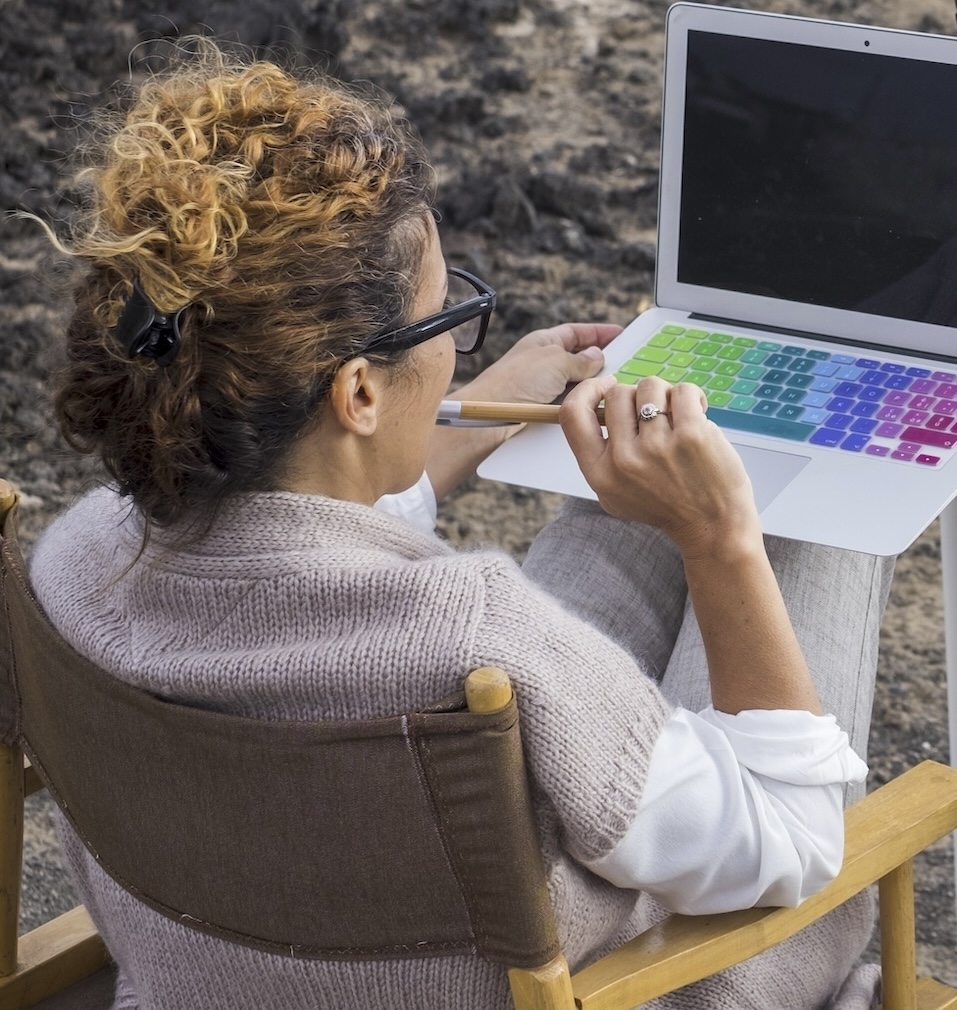 Foto de mujer trabajando al aire libre.