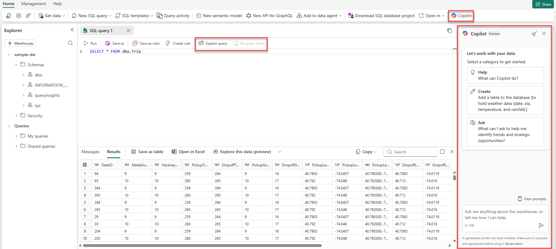 Captura de pantalla de la cinta del editor de consultas SQL que muestra los botones de acción rápida de Copilot: Explicar consulta y Corregir errores de consulta, y el panel de chat de Copilot.