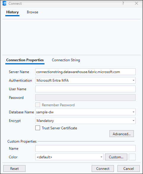 Captura de pantalla que muestra la pestaña Propiedades de conexión de SSMS con el nombre del servidor, la autenticación de MFA Microsoft Entra y el nombre de la base de datos rellenados en.