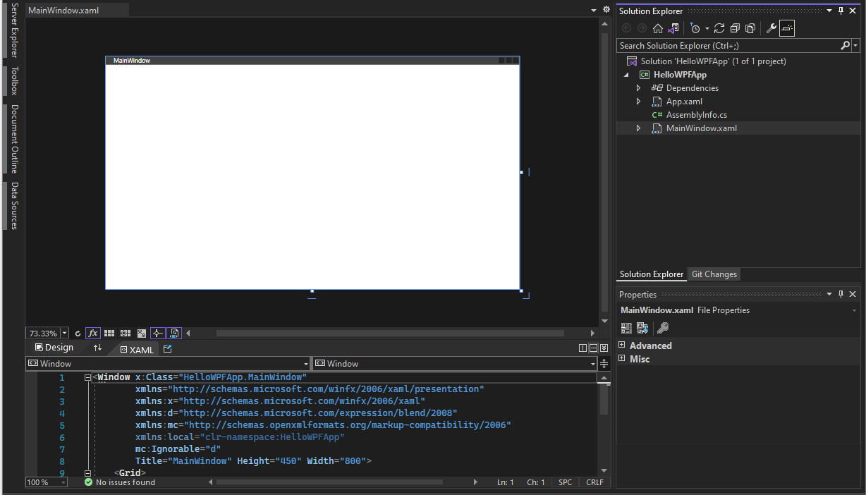 Captura de pantalla del proyecto HelloWPFApp y la solución en el IDE de Visual Studio con el Explorador de soluciones abierto y el XAML y las vistas de diseñador de 