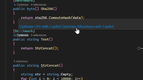 Captura de pantalla que muestra CodeLens encima de un método de prueba comparativa con la opción Optimizar asignaciones con Copilot resaltada