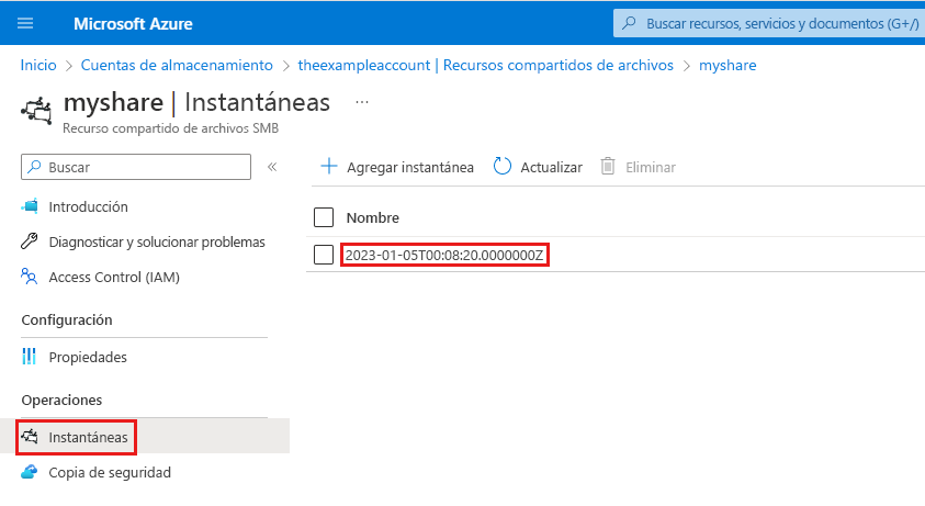 Captura de pantalla que muestra cómo localizar el nombre de una instantánea y una marca de tiempo de la compartición de archivos en el portal de Azure.