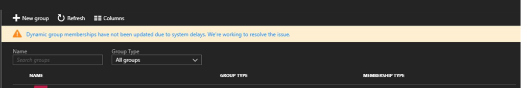Captura de pantalla de una alerta que indica que las pertenencias dinámicas a grupos no se han actualizado debido a retrasos del sistema.