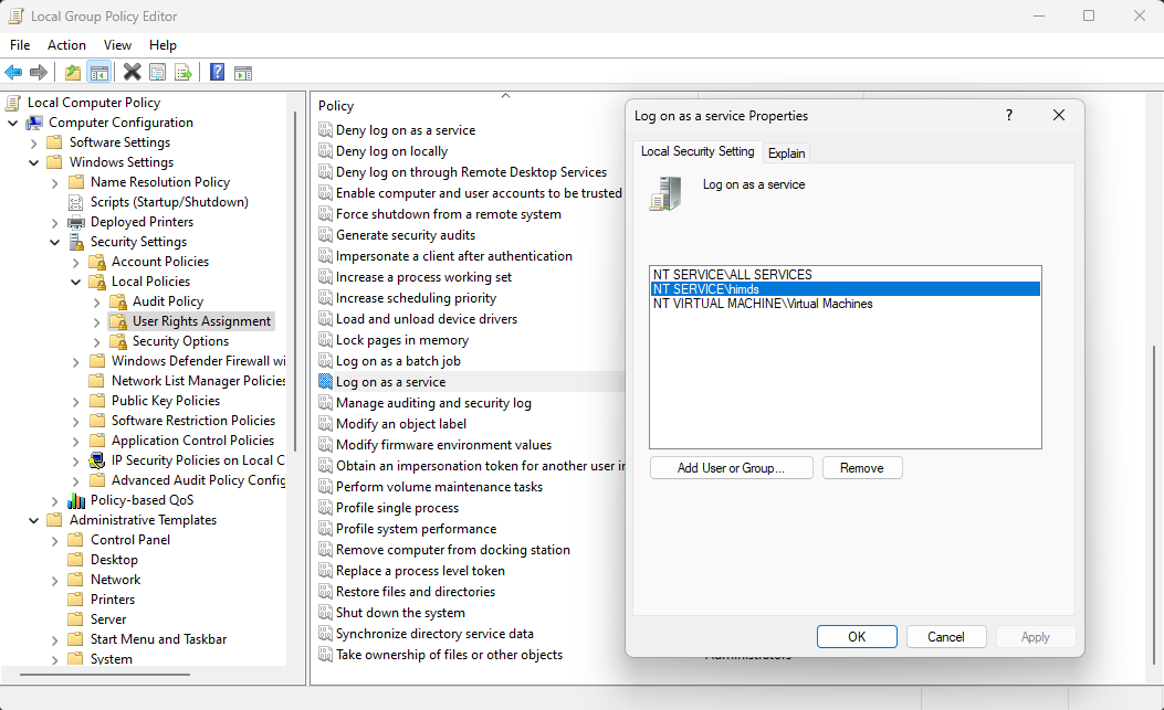 Captura de pantalla del Editor de directivas de grupo local que muestra qué usuarios tienen permisos para iniciar sesión como servicio.