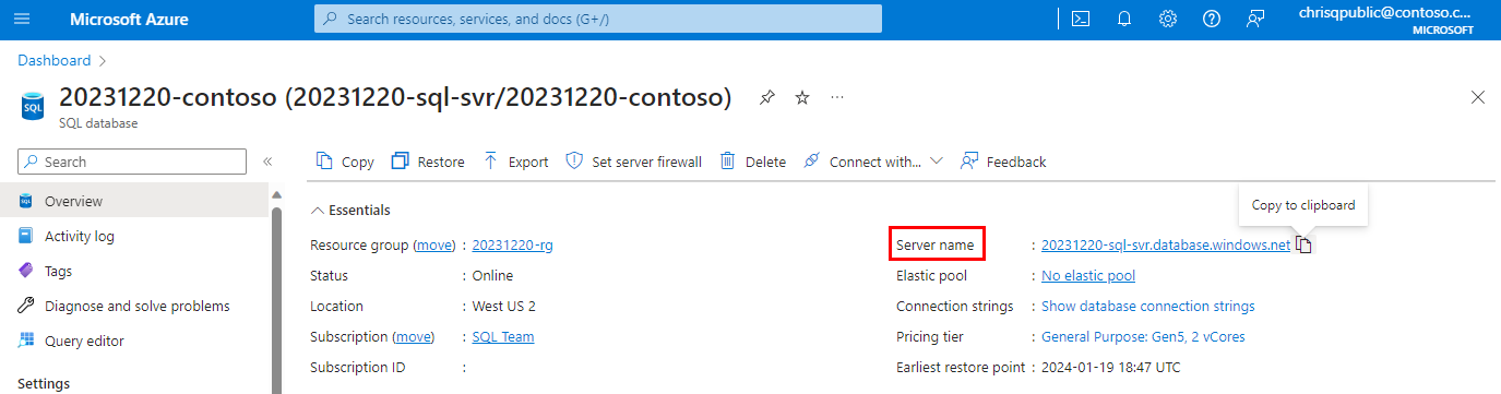 Captura de pantalla de Azure Portal, página de información general de la base de datos con el nombre del servidor resaltado.