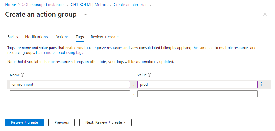 Captura de pantalla de la pestaña Etiquetas del cuadro de diálogo Crear grupo de acciones en Azure Portal. Los valores son visibles en los cuadros Nombre y Valor.