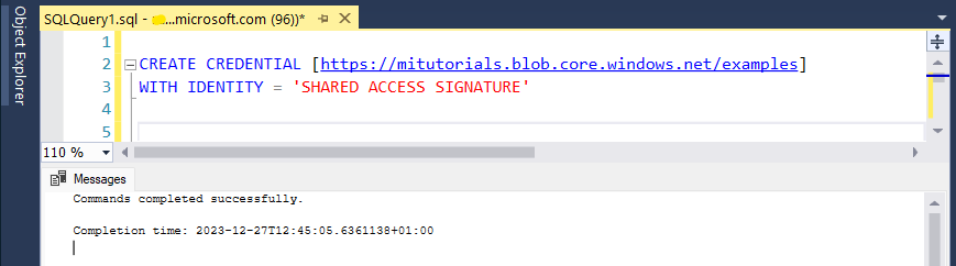 Captura de pantalla que muestra el editor de consultas de SSMS. La instrucción CREAR CREDENCIAL es visible, y un mensaje indica que la consulta se ha ejecutado correctamente.