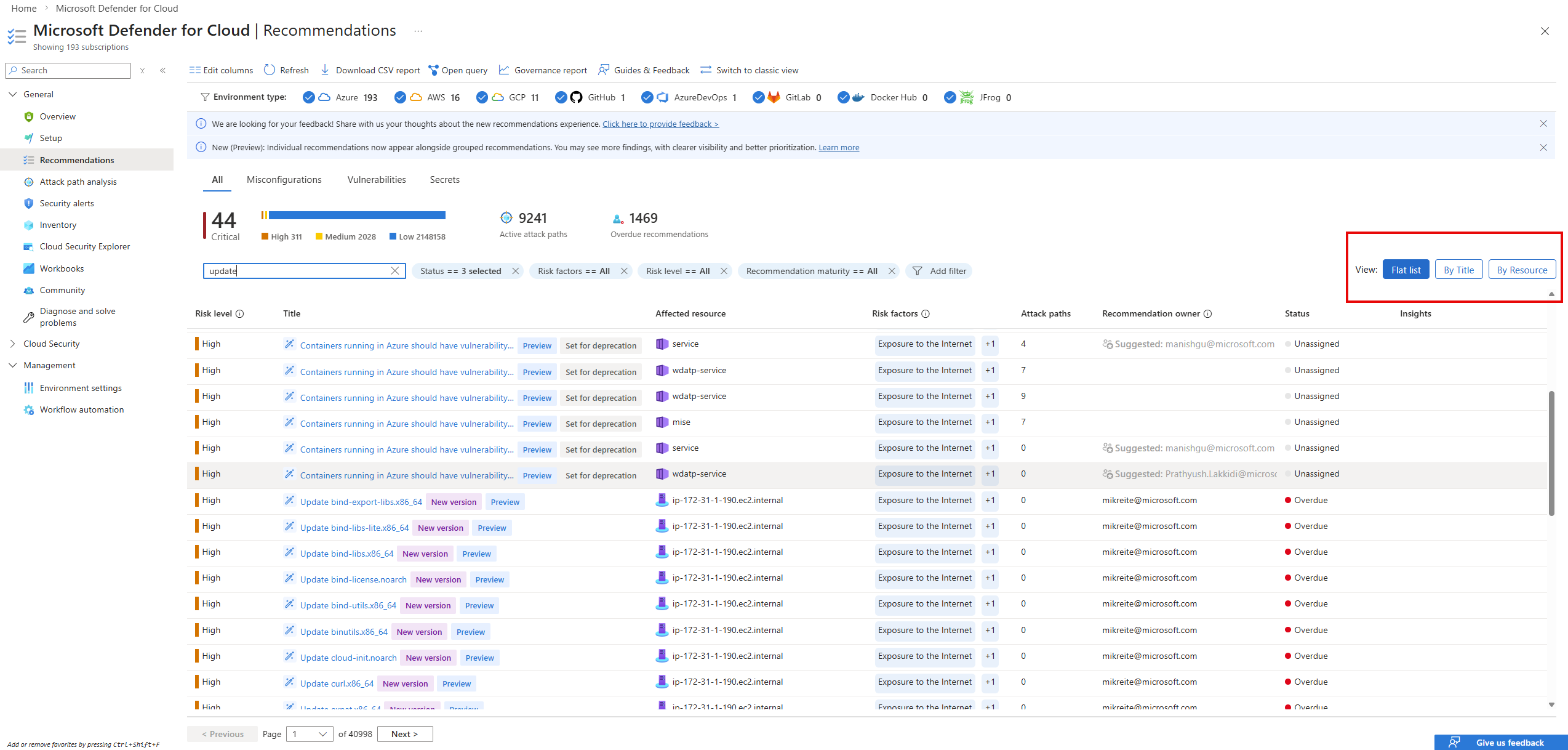 Captura de pantalla de Microsoft Defender para la nube página de recomendaciones con opciones de filtro y botones de vista para lista plana, Por título y By Resource.