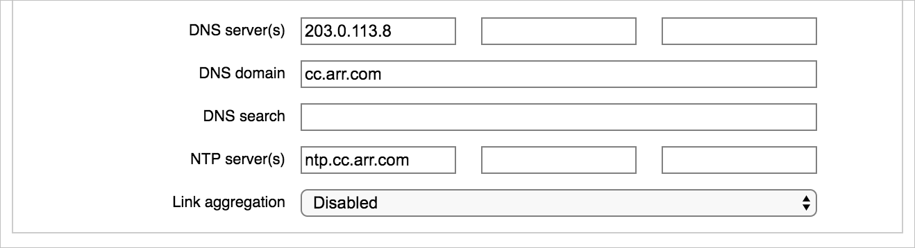 Detalles de la sección de configuración de DNS y NTP, con tres campos para los servidores DNS, campos para el dominio DNS y la búsqueda de DNS, tres campos para los servidores NTP y un menú desplegable para las opciones de adición de enlaces
