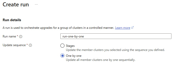 Captura de pantalla del panel de Azure Portal para crear ejecuciones de actualizaciones que actualizan clústeres uno por uno en Azure Kubernetes Fleet Manager.