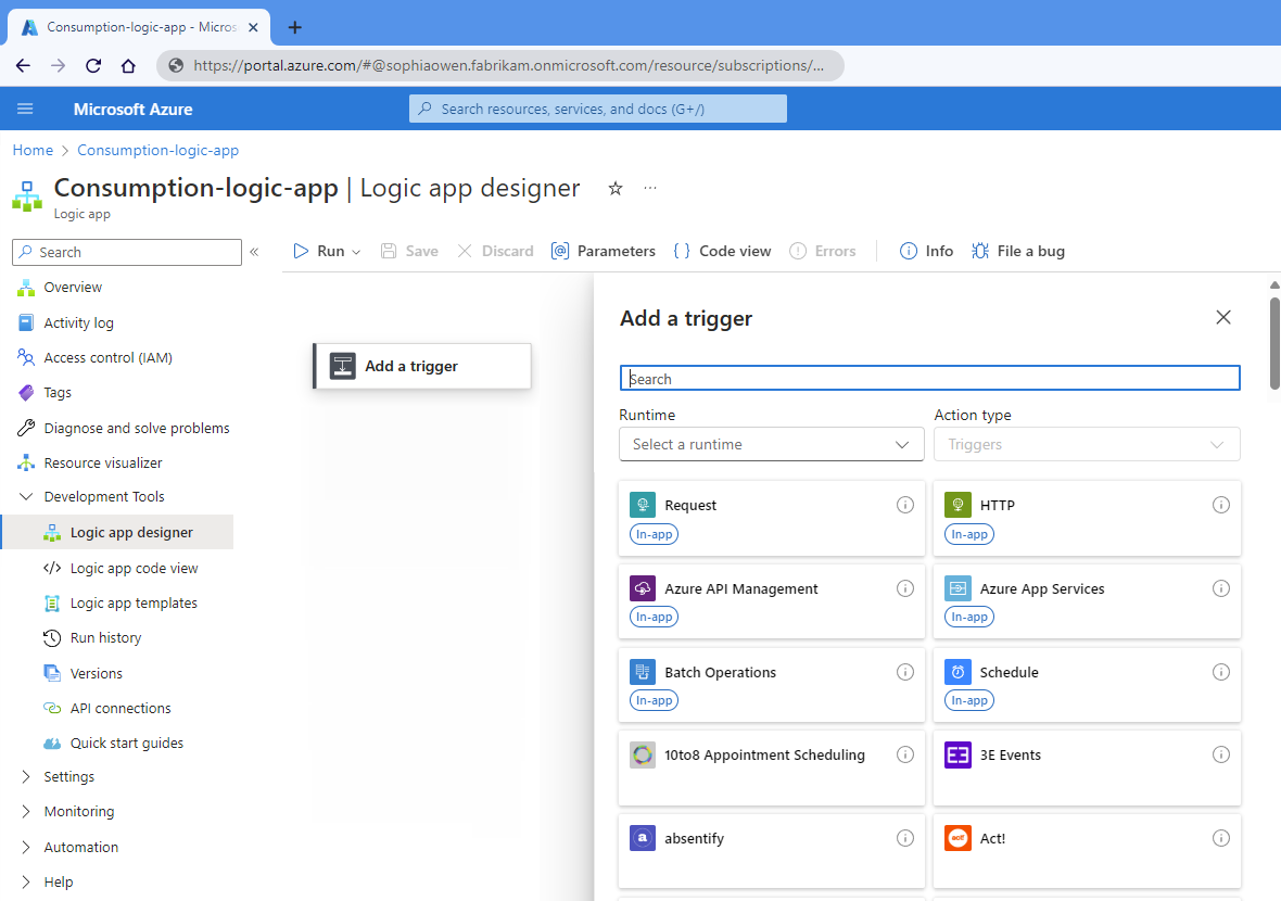 Captura de pantalla que muestra Azure Portal, el diseñador de flujo de trabajo de consumo y el panel denominado Agregar un desencadenador.