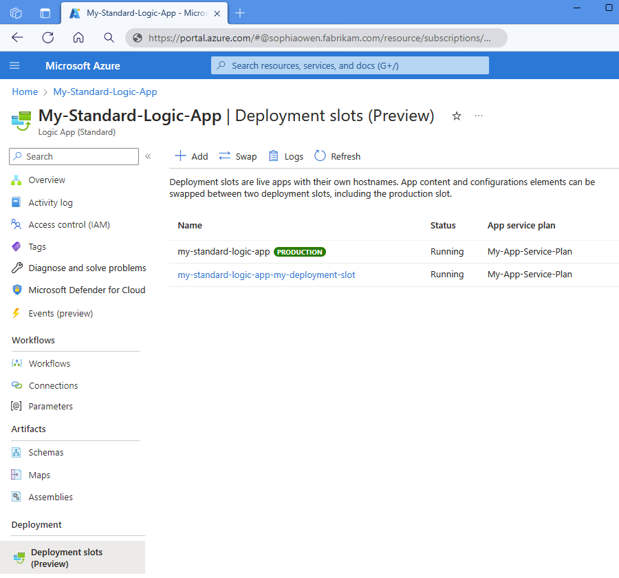 Captura de pantalla que muestra Azure Portal, el recurso de aplicación lógica estándar y la página de ranuras de implementación.