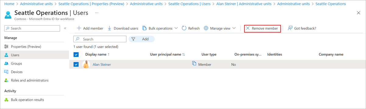 Captura de pantalla que muestra una lista de usuarios en una unidad administrativa con marcas de verificación y una opción Quitar miembro.