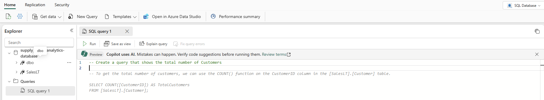 Recorte de pantalla del editor de SQL que muestra un comentario con una sugerencia de código asistida por Copilot.