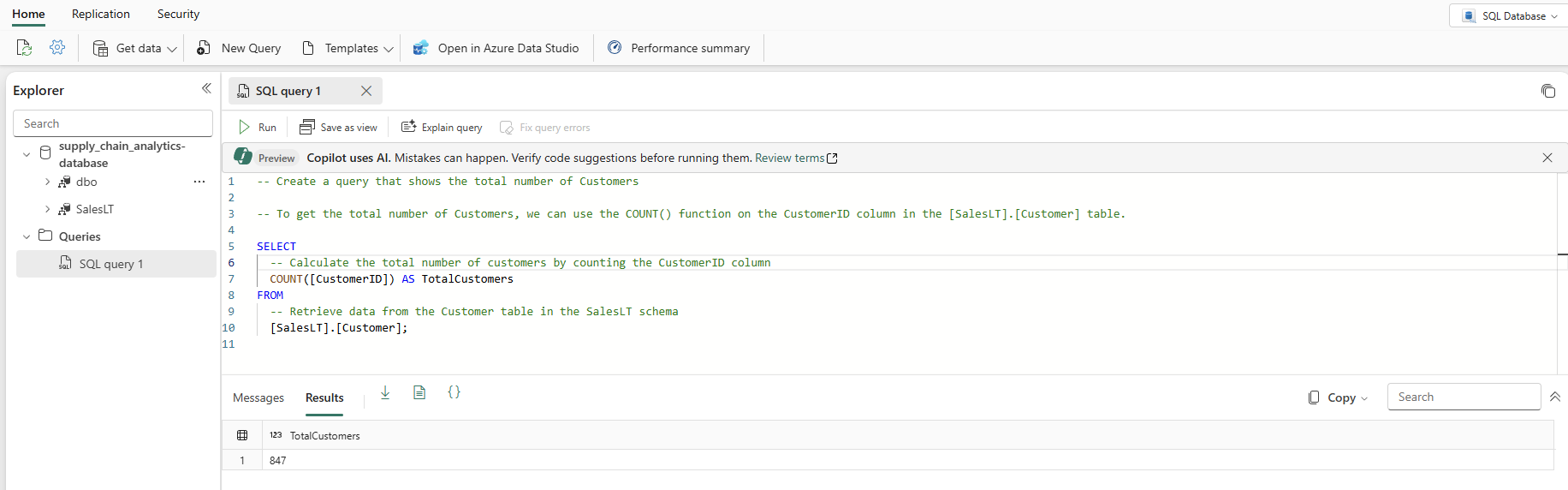 Recorte de pantalla que muestra el resultado de usar el botón Explicar consulta, con la adición de comentarios al código de consulta T-SQL con asistencia de Copilot.