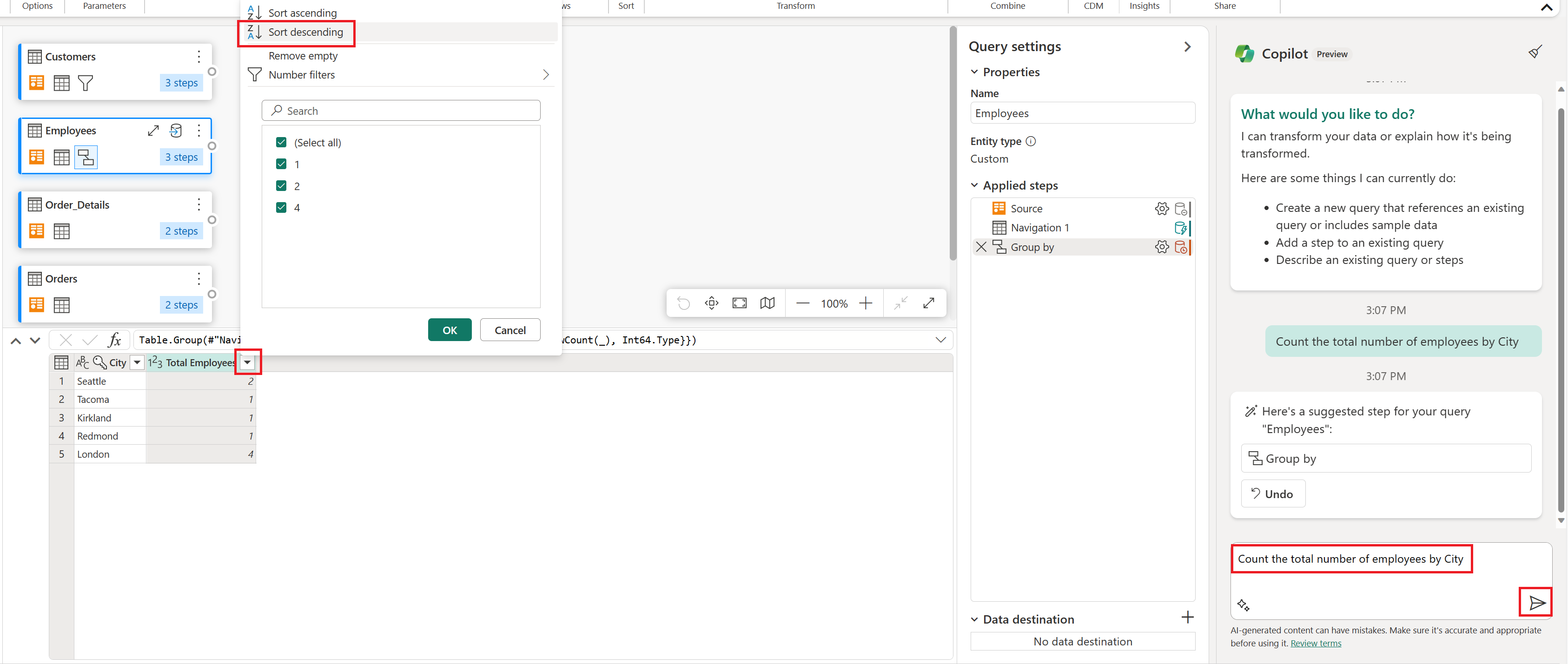 Captura de pantalla que muestra el panel Copilot y la interfaz de usuario de Power Query Online.