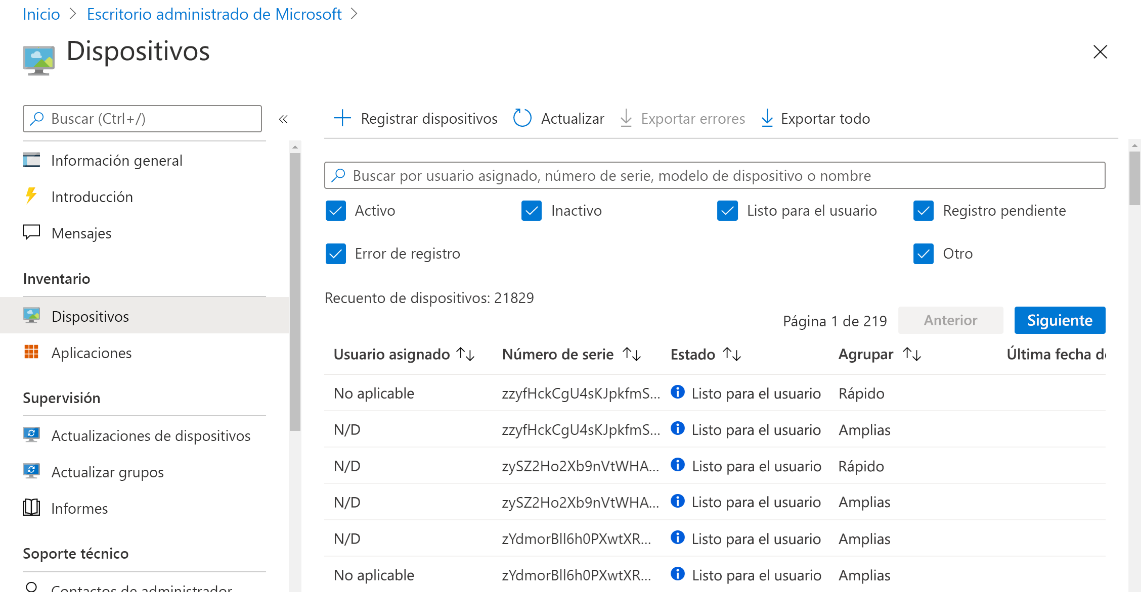 Vista Dispositivos que muestra la lista de dispositivos y detalles relacionados. Las casillas situadas cerca de la parte superior seleccionan filtros para la actividad y el estado del registro. Encima, hay un cuadro de búsqueda. Pestañas en la parte superior para registrar nuevos dispositivos, actualizar la vista, exportar errores y exportar los datos.