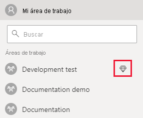 Captura de pantalla del servicio Power BI. En la lista Áreas de trabajo, aparece un diamante junto al nombre de un área de trabajo que tiene asignada una capacidad.