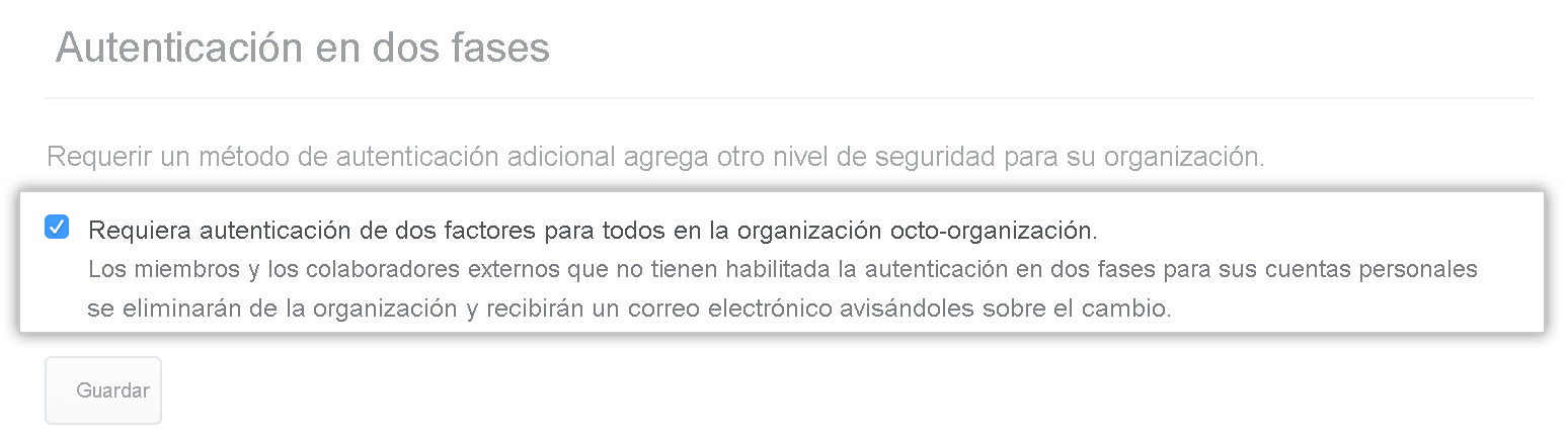 Captura de pantalla de la casilla para requerir la autenticación en dos fases para los miembros de la organización.