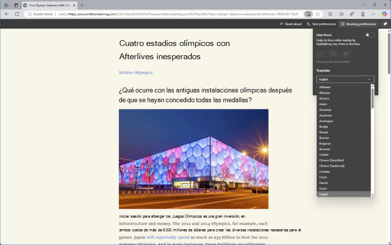 Captura de pantalla de un artículo de smithsonian Magazine abierto en modo de lectura de Microsoft Edge. El menú desplegable de traducción está abierto en la esquina superior derecha.