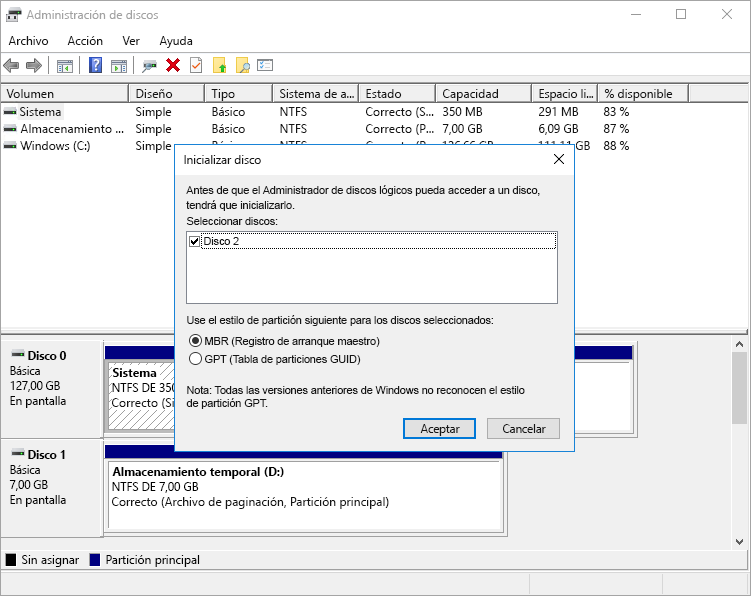 Captura de pantalla que muestra la advertencia de la herramienta de administración de discos acerca de un disco de datos sin inicializar en la máquina virtual.