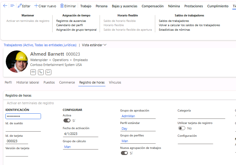 Captura de pantalla con la página Trabajador y el id. de tarjeta 000023; también se ve la pestaña del registro de tiempo
