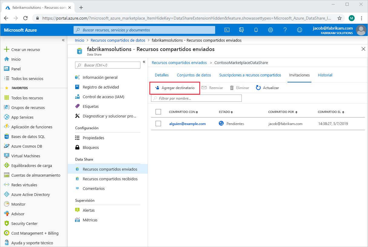 Captura de pantalla de Azure Portal en el panel de configuración de Data Share que resalta el botón Agregar destinatario.