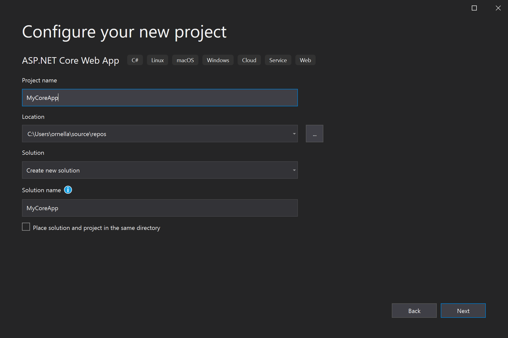 Captura de pantalla que muestra la ventana Configurar el nuevo proyecto en Visual Studio con MyCoreApp escrito en el campo Nombre del proyecto.