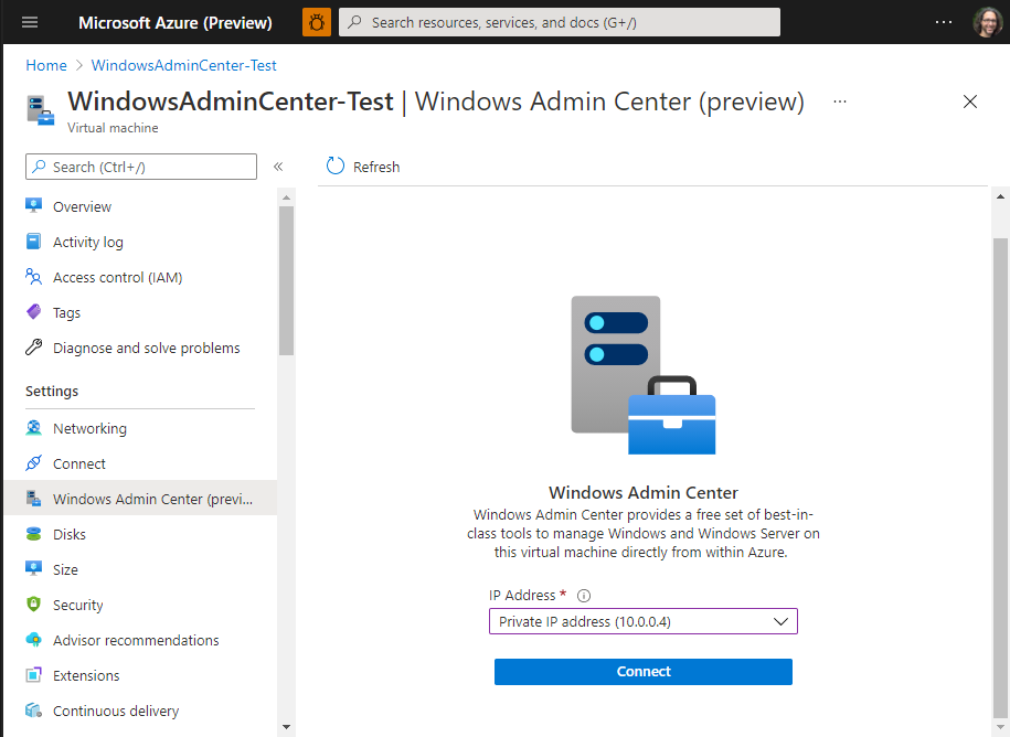 Captura de pantalla en la que se muestra la configuración de una máquina virtual y la conexión a Windows Admin Center mediante una dirección IP privada.