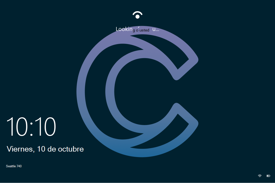 Captura de pantalla de la pantalla de bloqueo de Windows 10 con el contenido destacado de Windows habilitado sobre un fondo de pantalla de la organización.