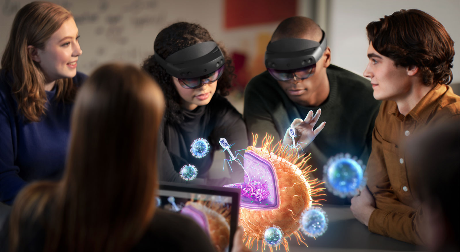 Foto en la que se muestra la experiencia HoloLens 2 compartida.