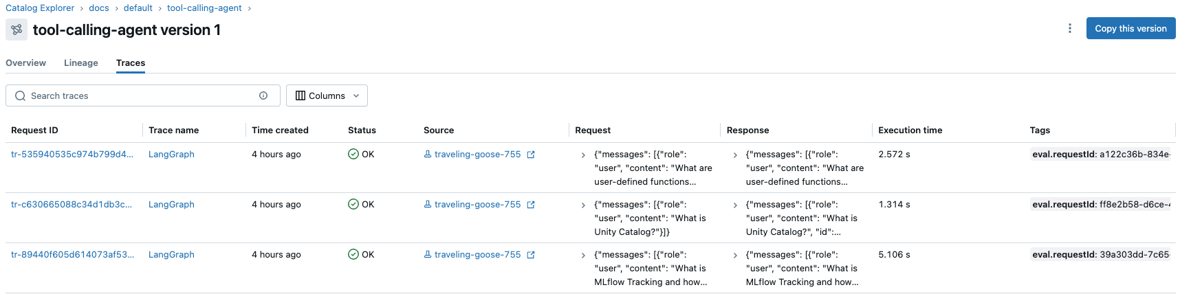 Pestaña de Seguimientos de la página de versión del modelo en Unity Catalog que muestra los detalles de varios seguimientos.