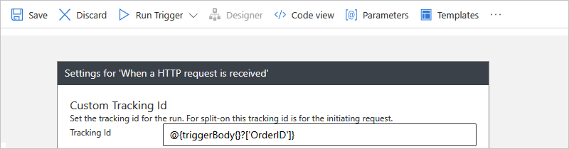 Captura de pantalla que muestra Azure Portal, el diseñador para el flujo de trabajo de consumo y el desencadenador de solicitud con el identificador de seguimiento personalizado.