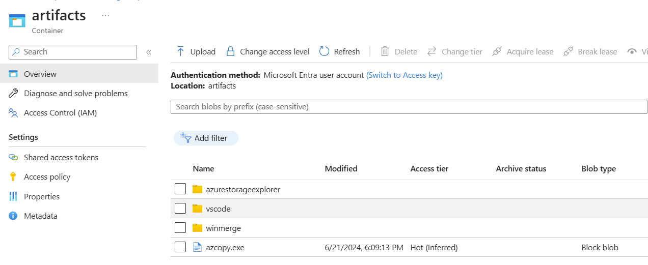 Captura de pantalla que muestra la estructura de la organización del contenedor de almacenamiento con varias carpetas de aplicaciones en el mismo contenedor y el uso de la misma copia de AzCopy.exe.