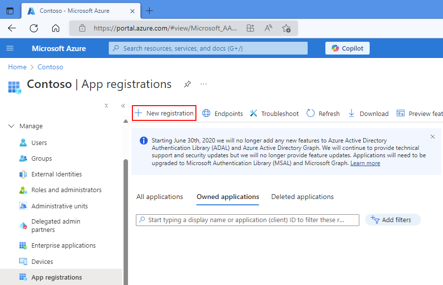 Captura de pantalla que muestra el portal de Azure con el tenant de Microsoft Entra, el panel de registros de aplicaciones y el comando seleccionado para nuevo registro.