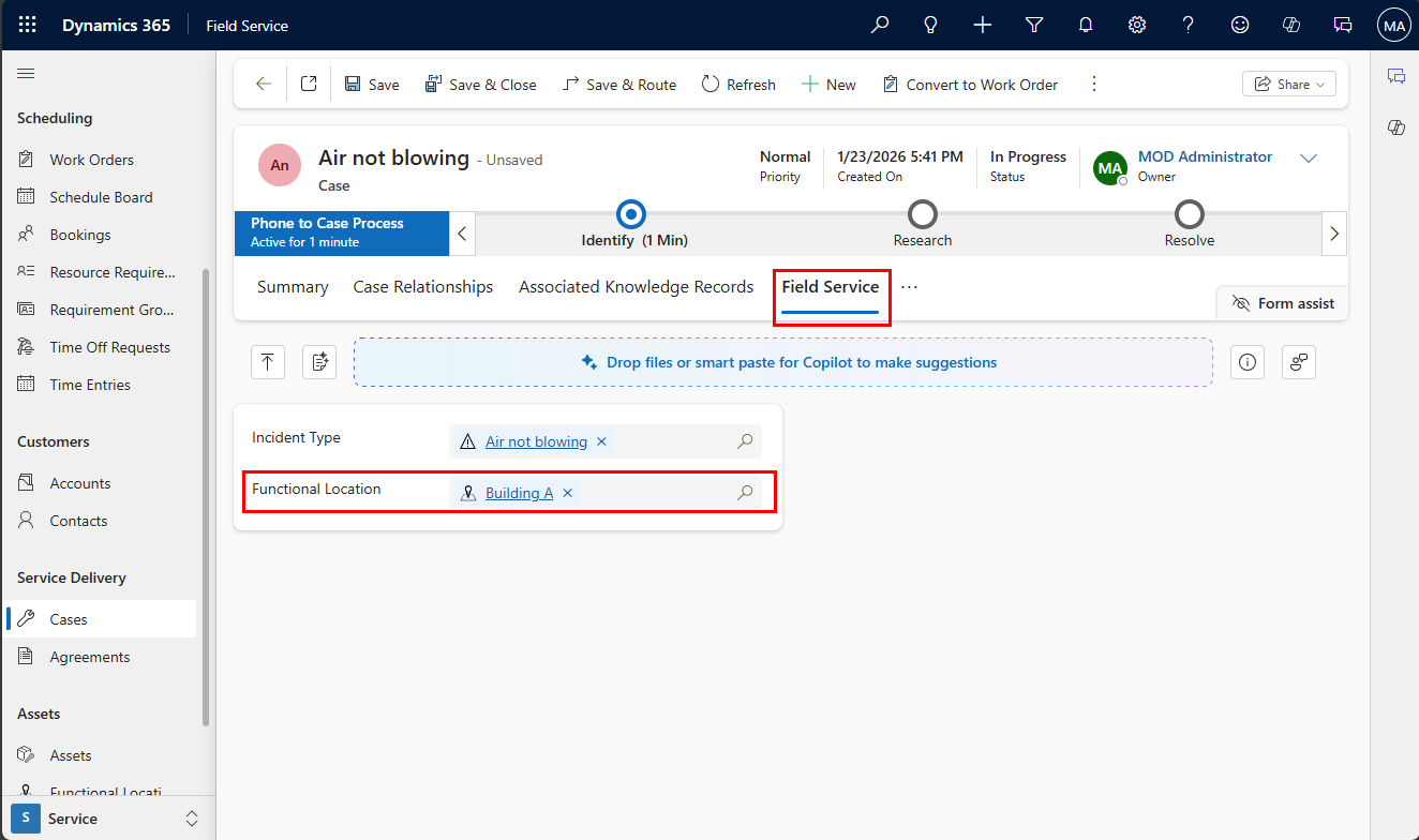Näyttökuvassa palvelupyynnön Field Service -välilehti