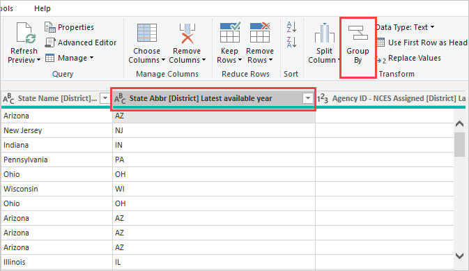 Capture d’écran de l’éditeur Power Query mettant en évidence le bouton Regrouper par dans le ruban.